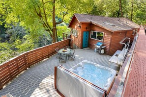 Outdoor dining - Sydney's Retreat~ Russian River & Guerneville! Chic Treetop Cabin! HtTb/Pup (Guerneville)