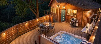 Russian River Treetop Cabin! Hot Tub/Pups OK~Sydney's Retreat