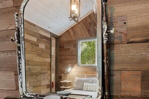 2 bedrooms, iron/ironing board, free WiFi, bed sheets - Sydney's Retreat~ Russian River & Guerneville! Chic Treetop Cabin! HtTb/Pup (Guerneville)