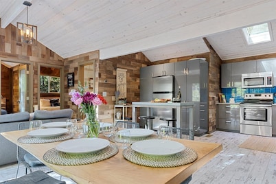 Sydney's Retreat~Treetop Luxury w/Redwoods,Wine & Relaxation!HtTb/Pup/3 for 2