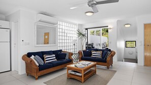 TV, DVD player - 7/72 "Panorama 200" Upper Hastings St Little Cove (Noosa Heads)