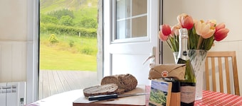 Pant - Three Bedroom Cottage, Sleeps 5