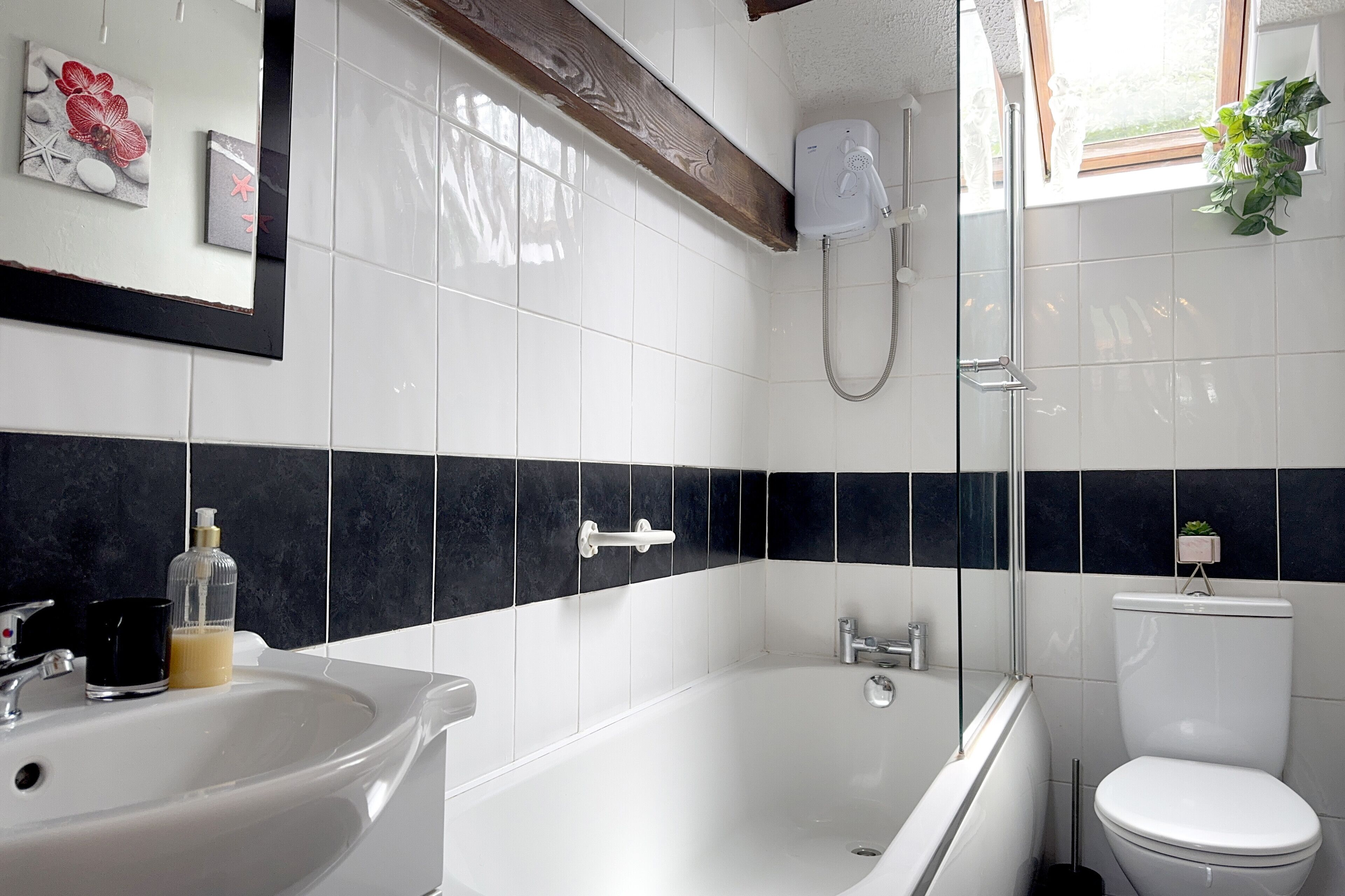 Combined shower/tub, towels