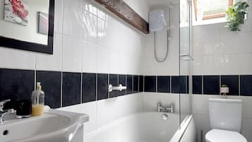 Combined shower/tub, towels