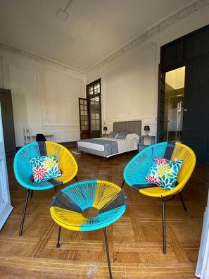 Muebles diferentes, escritorio y espacio para trabajar con laptop 