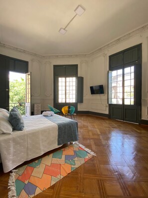 Premium Double Room | Individually furnished, desk, laptop workspace, free cots/infant beds - Casa Marina Huérfanos (Santiago)