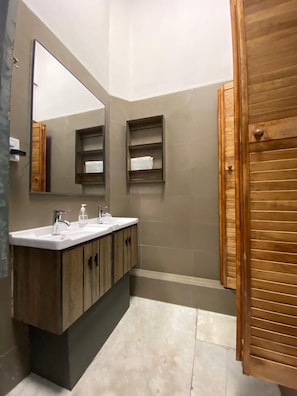 Standard Double Room | Individually furnished, desk, laptop workspace, free cribs/infant beds - Casa Marina Huérfanos (Santiago)