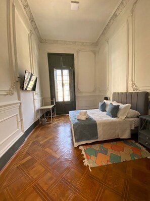Une chambre à coucher avec un lit, un bureau et une chaise.