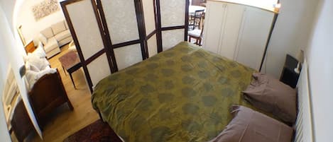 1 habitación, tabla de planchar con plancha, wifi gratis y ropa de cama