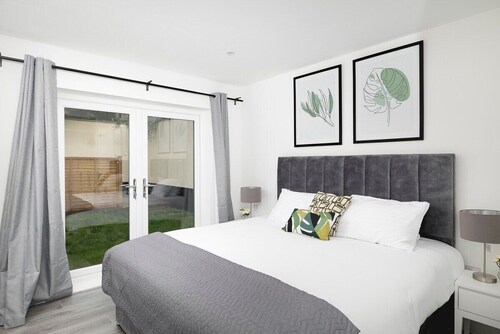Skyvillion -Vineyard Court- Enfield 1-Bed w/Garden