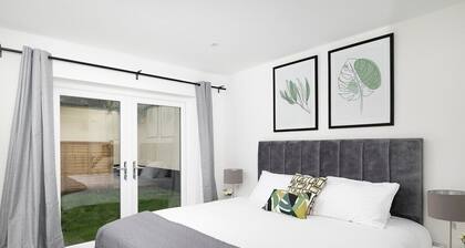 Skyvillion -Vineyard Court- Enfield 1-Bed w/Garden