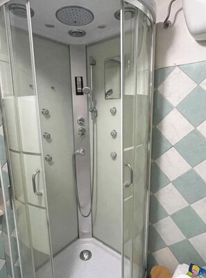 Haartrockner, Bidet, Handtücher, Seife