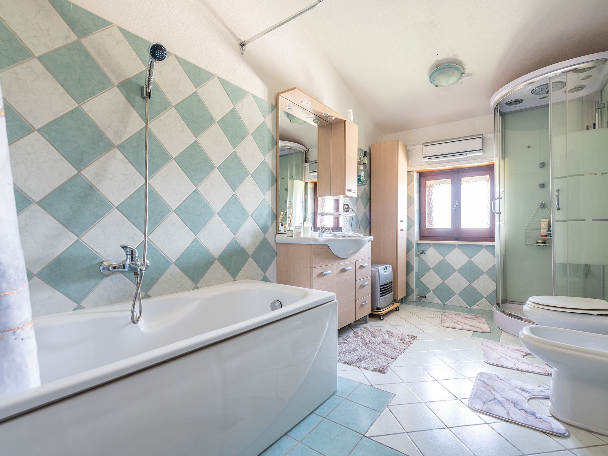 Haartrockner, Bidet, Handtücher, Seife