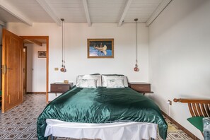 3 quartos, escrivaninha, ferros/tábuas de passar roupa, berço de viagem