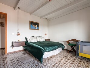 3 bedrooms, desk, iron/ironing board, travel cot