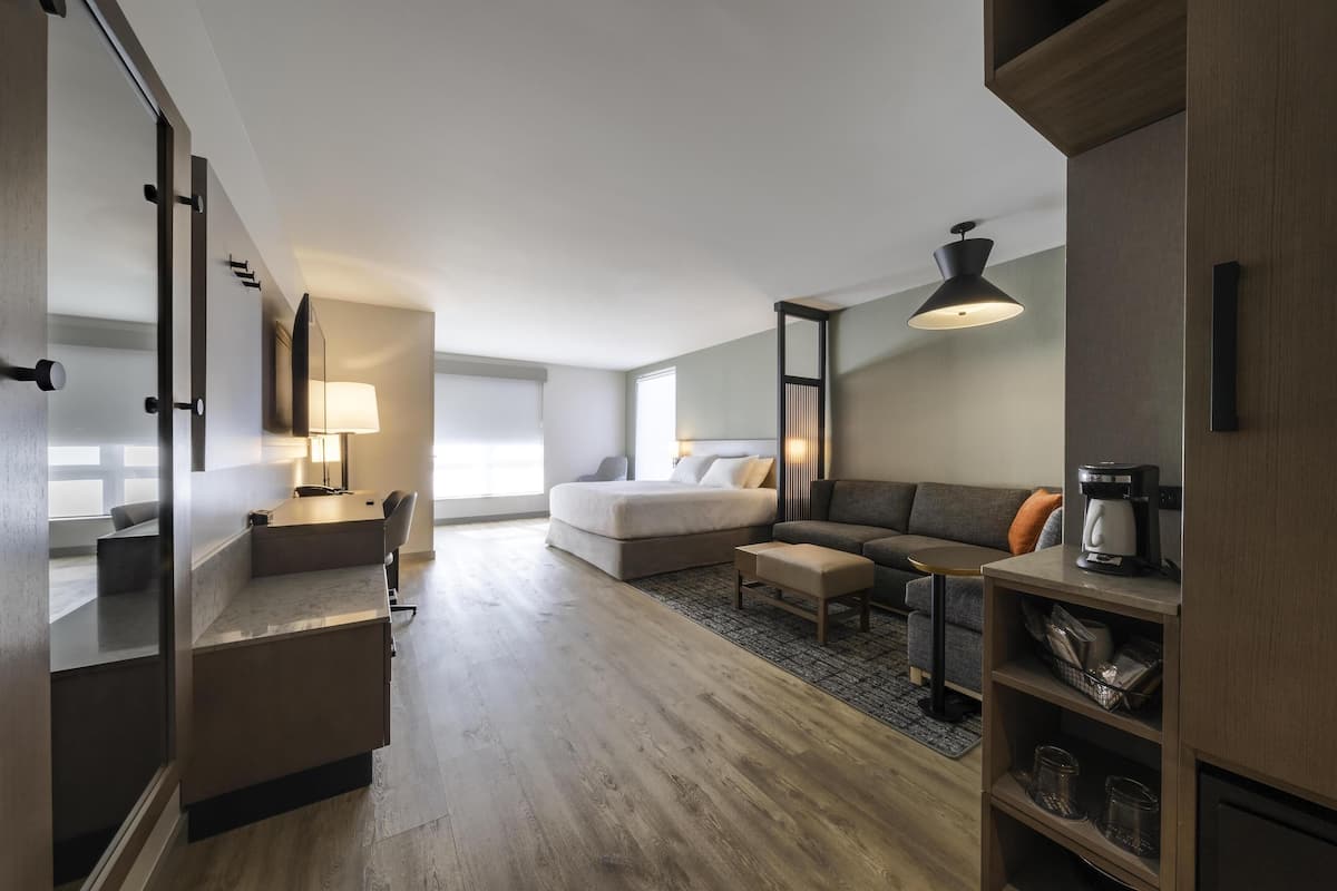 Zimmer, 1 King-Bett und Schlafsofa, barrierefrei (Roll-In Shower)
