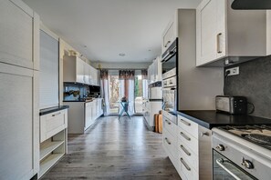 Een koelkast, een microgolfoven, een oven, een vaatwasser