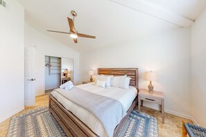 3 bedrooms, iron/ironing board, internet, bed sheets - Modern home with open layout, private pool, & washer/dryer - dog friendly (Phoenix)