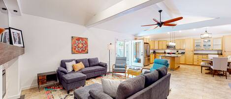 تلفزيون، مدفأة، كُتُب