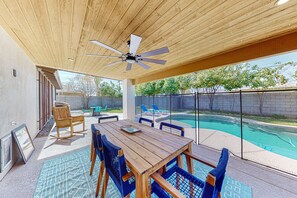 Outdoor dining - Modern home with open layout, private pool, & washer/dryer - dog friendly (Phoenix)