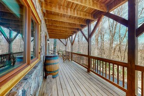 Terrace/patio - Inviting mountainside cabin with kitchenette, skiing, central AC, & W/D (Banner Elk)