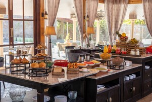 Desayuno completo gratuito y diario