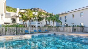 A swimming pool with clear blue water, surrounded by a wooden fence, and overlooking a mountainous landscape. - Résidence Pierre & Vacances Cap Cassis Calanques (Roquefort-la-Bedoule)