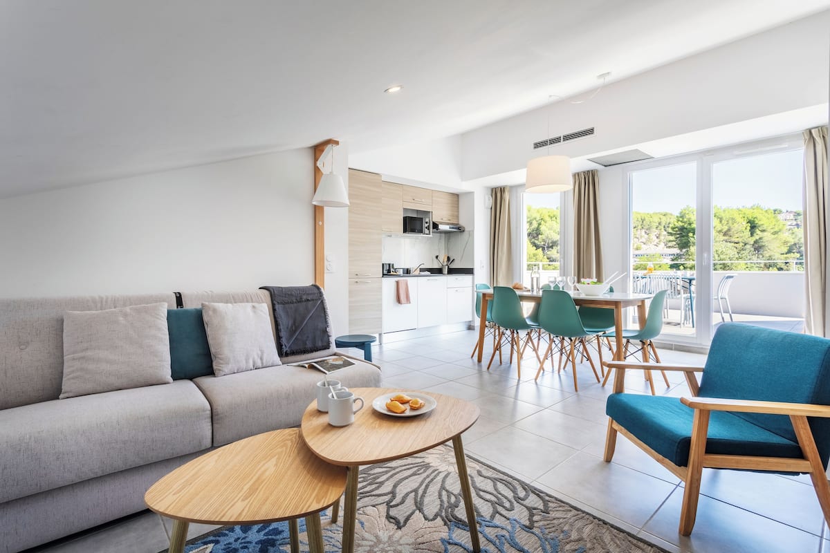 Apartment 6 people - 2 bedrooms - Duplex - Air conditionned - Spacious terrace | Living area | 15-inch flat-screen TV with cable channels, TV