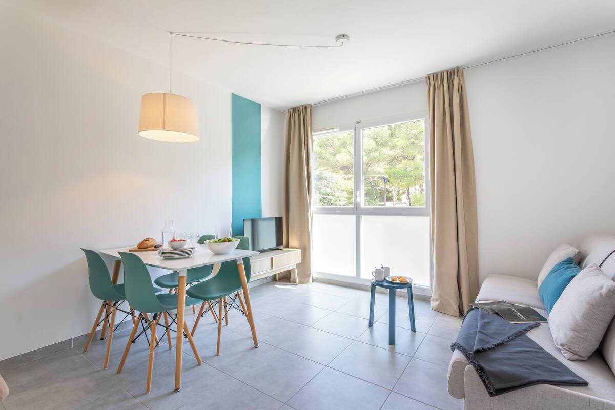 Appartement 4 personnes - 1 coin nuit | Living area | 15-inch flat-screen TV with cable channels, TV