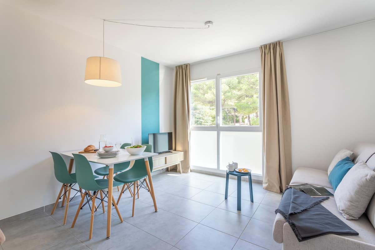 Appartement 4 personnes - 1 coin nuit | Oppholdsområde | En 15-tommers Flatskjerm-TV med kabel-kanaler samt TV