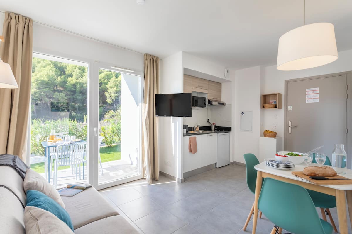 Appartement 4 personnes - 1 coin nuit fermé - Terrasse ou balcon | Living area | 15-inch flat-screen TV with cable channels, TV