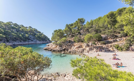 Beach nearby, white sand. Résidence Pierre & Vacances Cap Cassis Calanques