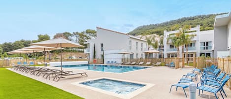 Piscine extérieure (ouverte en saison)