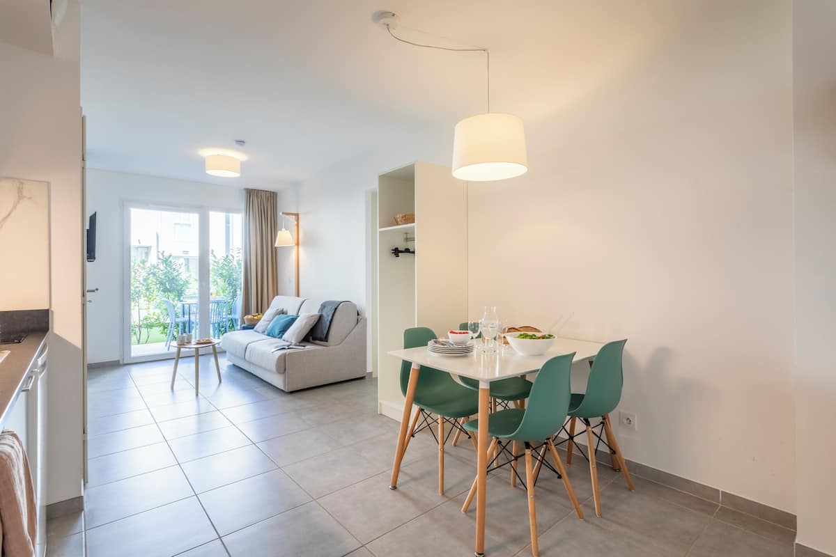 Apartment 4 people - 1 bedroom - Air conditionned - Terrace or balcony | Living area | 15-inch flat-screen TV with cable channels, TV