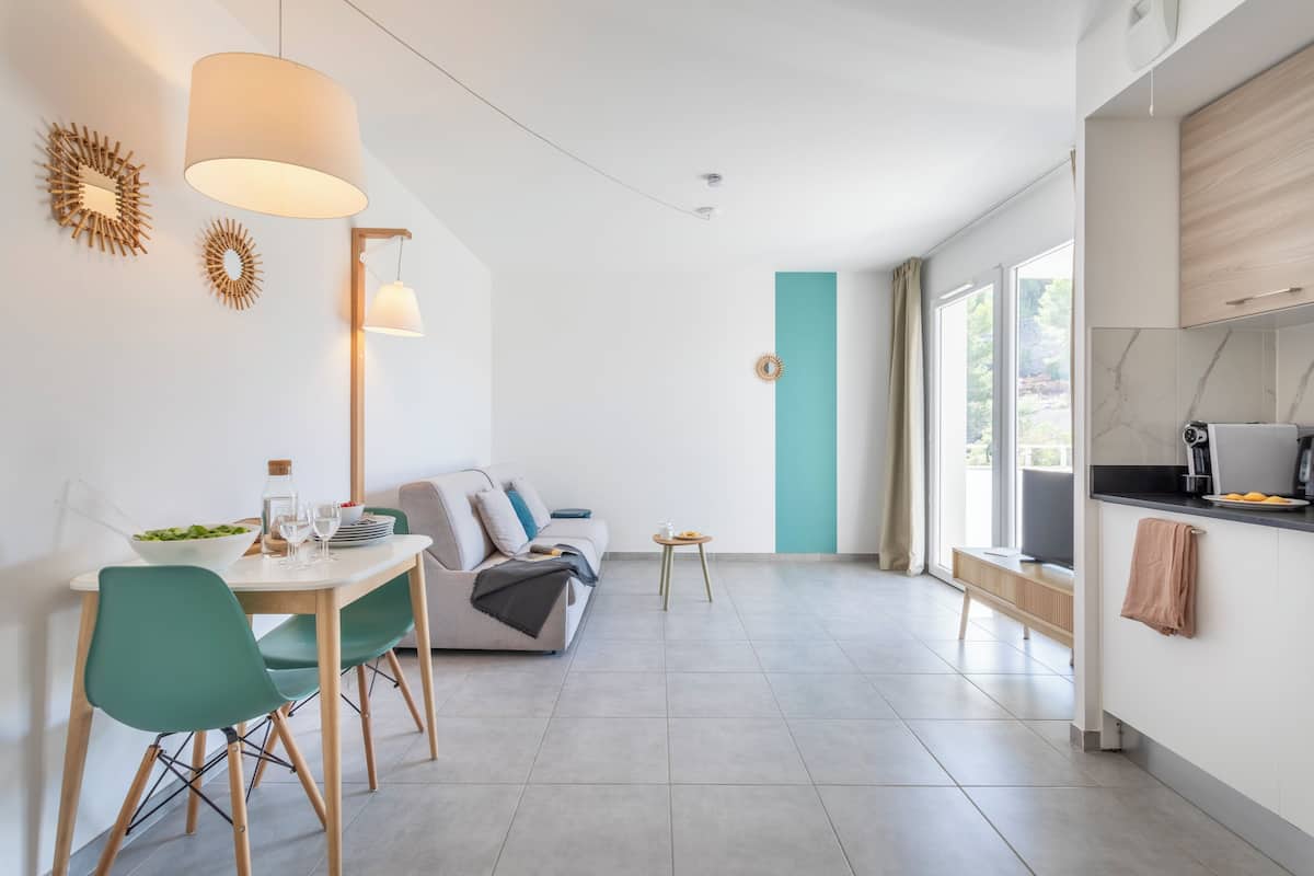 Studio 2 people - Terrace or balcony | Living area | 15-inch flat-screen TV with cable channels, TV