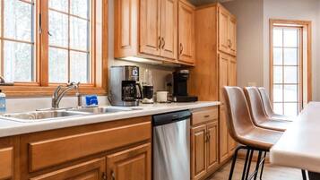 雪櫃、微波爐、焗爐、爐具