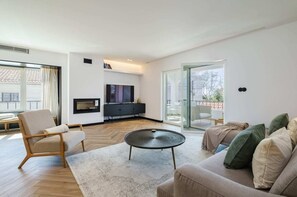 Fernseher, Kamin, Arbeitsbereiche