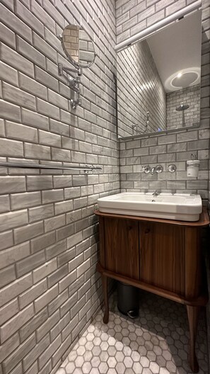 Serviettes fournies, papier de toilette