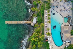 Kolam renang outdoor, dengan kursi berjemur