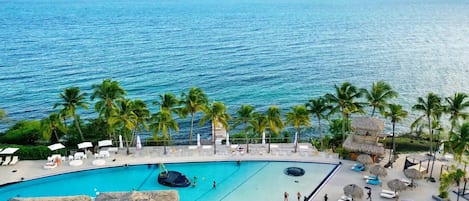 Una piscina al aire libre, tumbonas