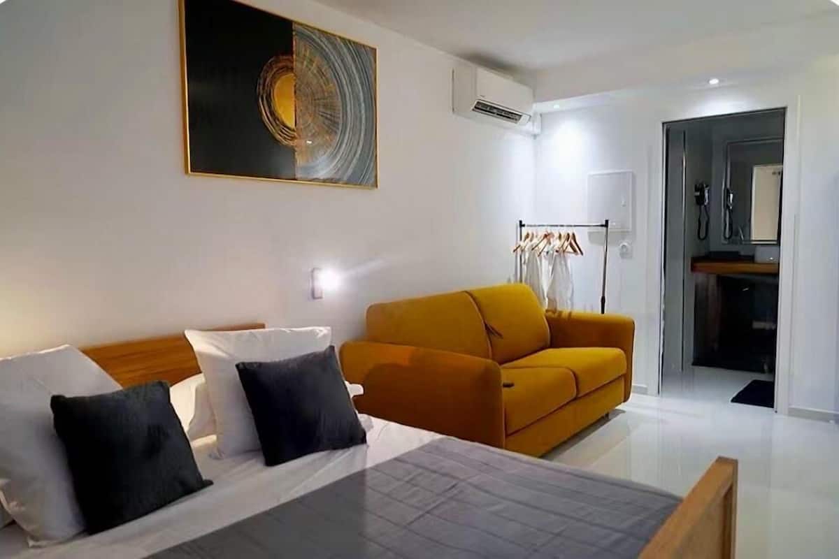 Suite Cherry | 1 bedroom, iron/ironing board, free WiFi, bed sheets