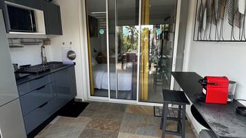 Suite Cherry | Cocina privada | Refrigerador con congelador, microondas, horno y parrilla de estufa