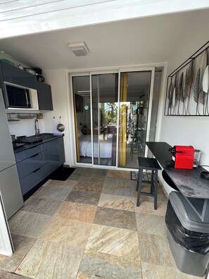 Suite Cherry | Private kitchen | Full-size fridge, microwave, oven, stovetop