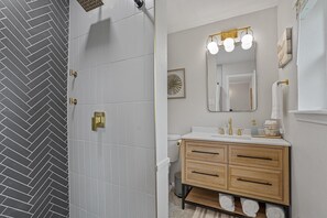 Douche, serviettes fournies, savon, shampooing