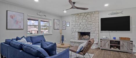 Een televisie, een open haard en een tafeltennistafel