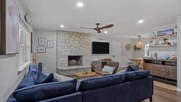 Een televisie, een open haard en een tafeltennistafel