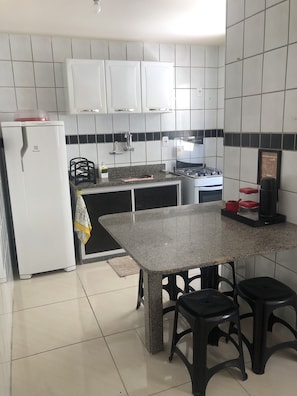 Geladeira, fogão, cooktop, liquidificador