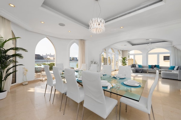 Villa Deluxe, 5 chambres | Salle à manger