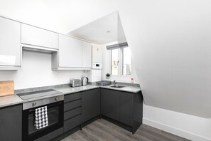 Fridge, microwave, oven, stovetop - Skyvillion Apartments - Vineyard - 1Bed Apartment with Free Parking (Enfield)