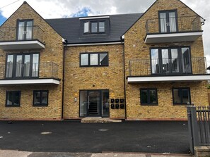 Exterior - Skyvillion Apartments - Vineyard - 1Bed Apartment with Free Parking (Enfield)